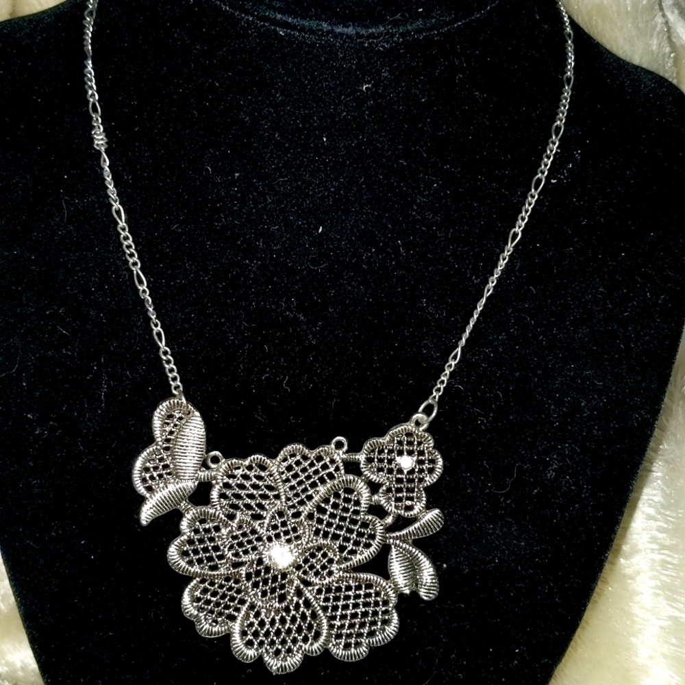 ❤️ Beautiful Summer Necklace Flowers Butterfly
